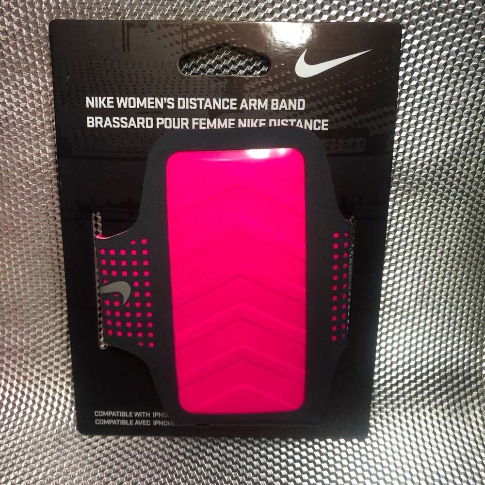 NEW- Nike women’s distance arm band phone mp3 strapped holder